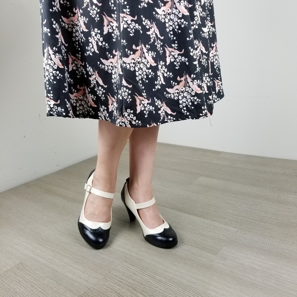 Oxford Vintage Round Toe Pump - Picture 5 of 8